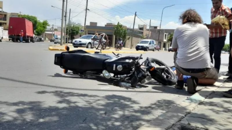 Mediodía accidentado en Trinidad: dos motos chocaron violentamente