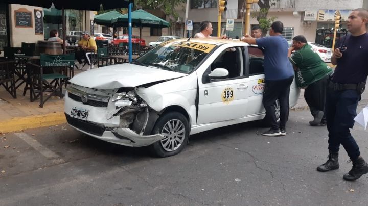 Choque en Capital: un taxi impactó contra un auto ¿falló el semáforo?