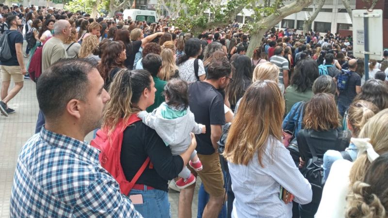 Con más de 1000 aspirantes rindiendo, locura en la Plaza Aberastain y corte de calles