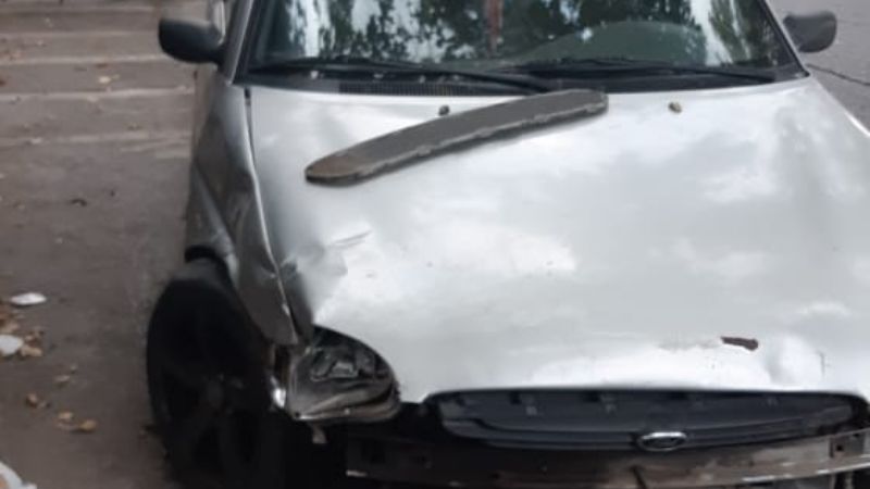 Choque en Capital: un taxi impactó contra un auto ¿falló el semáforo?