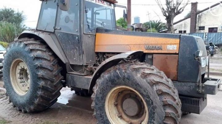 Al borde de la muerte: un nene de 2 años cayó de un tractor que su padre manejaba