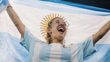 Nati Jota volvió a Argentina feliz con la tercera copa mundialista