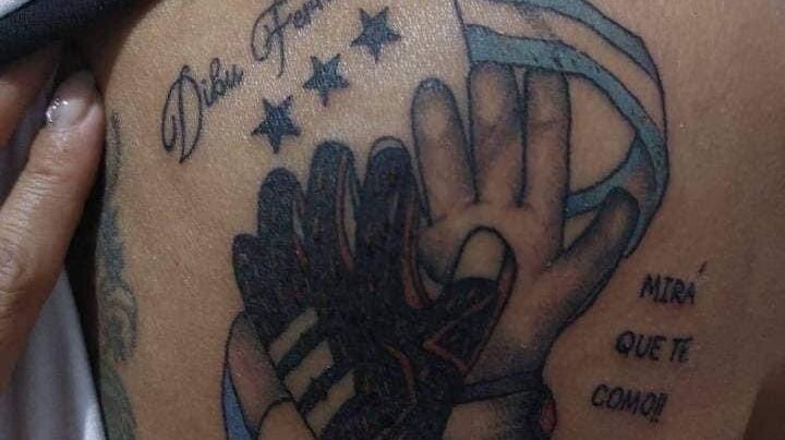 Corrigieron el tattoo viral del "Dibu Fernandez", fíjate cómo quedó