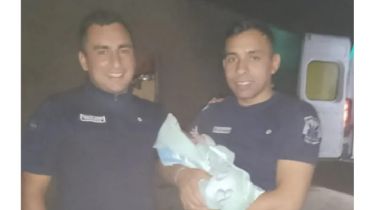 De policías a parteros: ayudaron a una mamá albardonera a dar luz