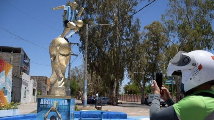 La estatua de Maradona en Rawson que predijo a la Argentina tricampeón