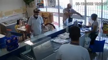 Video: dos delincuentes tomaron rehenes en una heladería de Capital