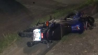 Video: le robaron dos motochorros, los persiguió y los chocó con el auto