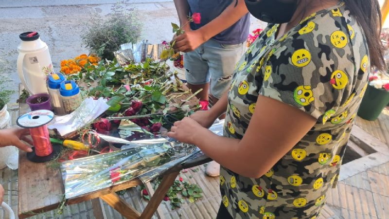 Ludmila y Samuel, la pareja que le vende flores a los enamorados sanjuaninos