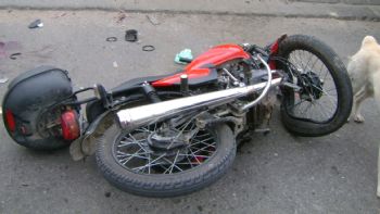 Viajaba en moto y chocó de frente contra una casa en Santa Lucía