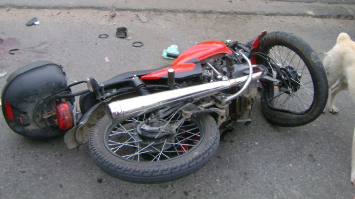 Una moto chocó contra un colectivo en el que viajaban unos 20 niños