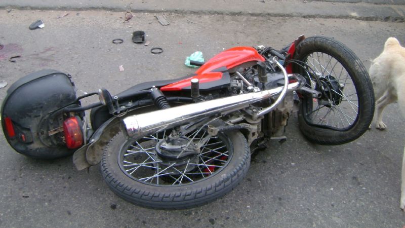 Una moto se estrelló contra un auto que se dio a la fuga en Rawson