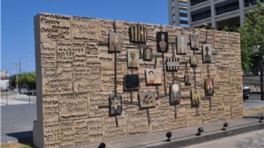 Dos jóvenes robaron los led del monumento al Holocausto