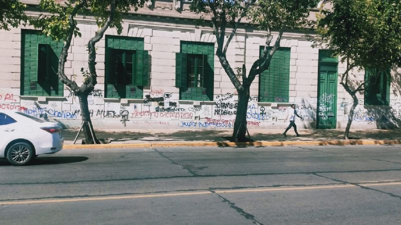 Crece el repudio a las pintadas del 8M en la Normal Sarmiento