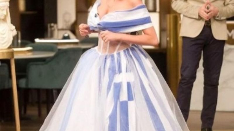 Con vestido transparente, Vicky Xipolitakis participó en MasterChef Celebrity