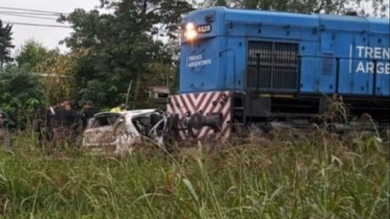 Tragedia vial: un tren chocó contra un auto y murieron 4 personas