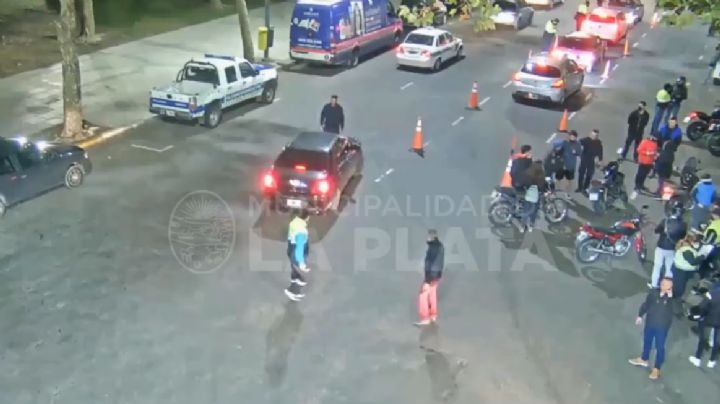 Video: arrastró 3 cuadras a inspector para evitar un control vehicular