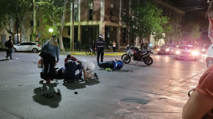 Fuerte impacto en Capital: una motociclista embistió a un auto a gran velocidad