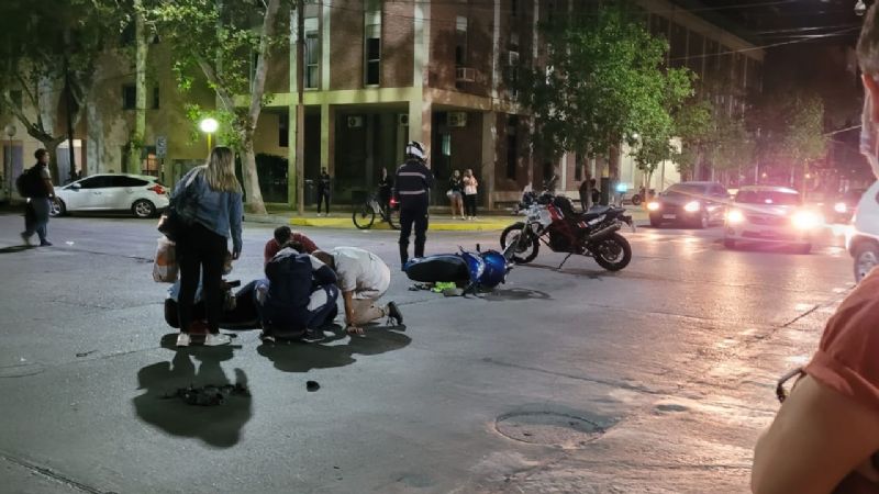 Fuerte impacto en Capital: una motociclista embistió a un auto a gran velocidad