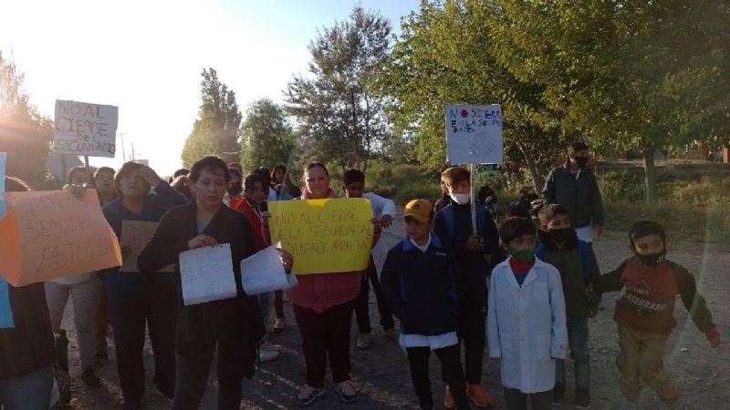 Enojo por el cierre de escuelas secundarias: 'Quieren una respuesta del Ministerio'