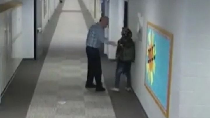 Impactante video: un docente fue captado golpeando a su alumno en la cara