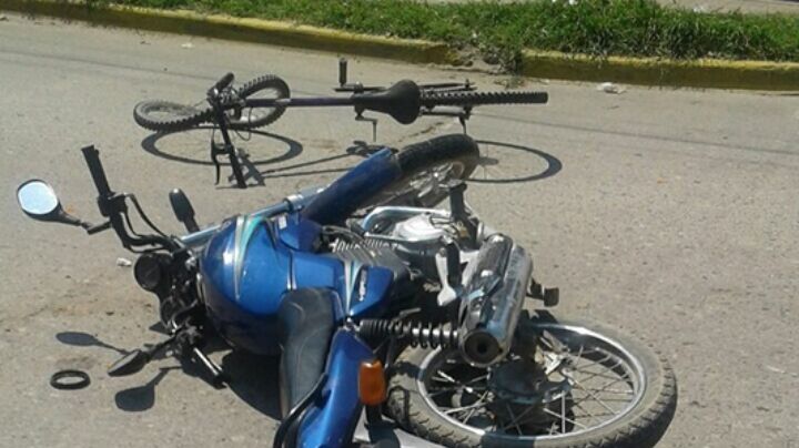 Feroz colisión en Caucete dejó a un ciclista fracturado