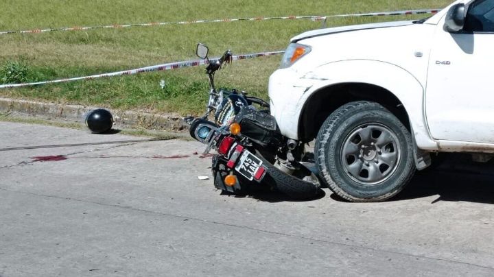 Viajaba en moto, chocó con una camioneta y terminó fracturado