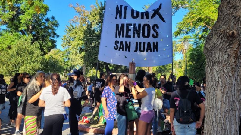 Una multitud de sanjuaninas marcharon en la Plaza 25 de Mayo por el 8M