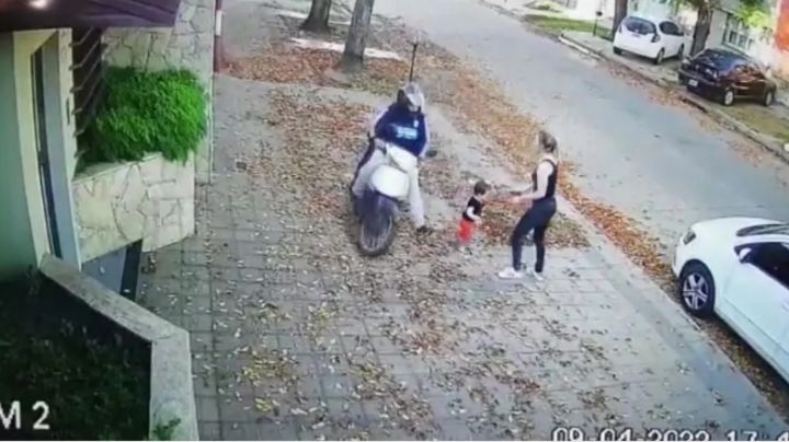 Video indignante: jugaba con su hijita y la sorprendió un motochorro