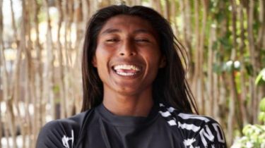 La historia del joven Wayúu que se asentó en San Juan y la rompe en el kitesurf