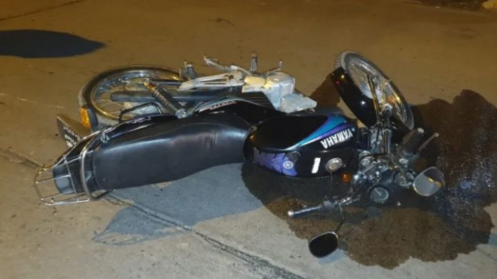 Un fuerte impacto terminó con un motociclista con una fractura expuesta