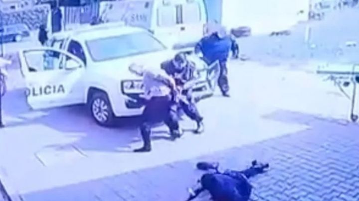 Video: estaba esposado, le quitó el arma al policía y le disparó 3 veces