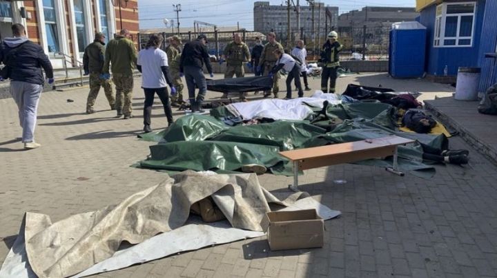Bombardeo a una estación de trenes: subieron a 50 los muertos confirmados