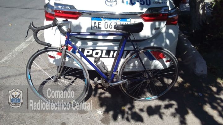 La policía y vecinos atraparon a un ladrón de bicicletas