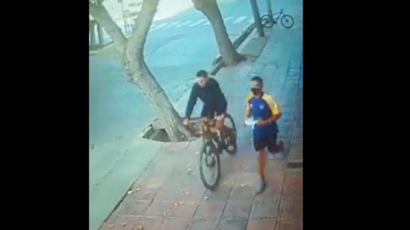 Sonría lo estamos filmando: menores armados se robaron una bici
