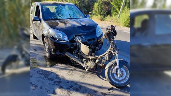 Joven motociclista se fracturó y perdió el conocimiento al chocar con un auto
