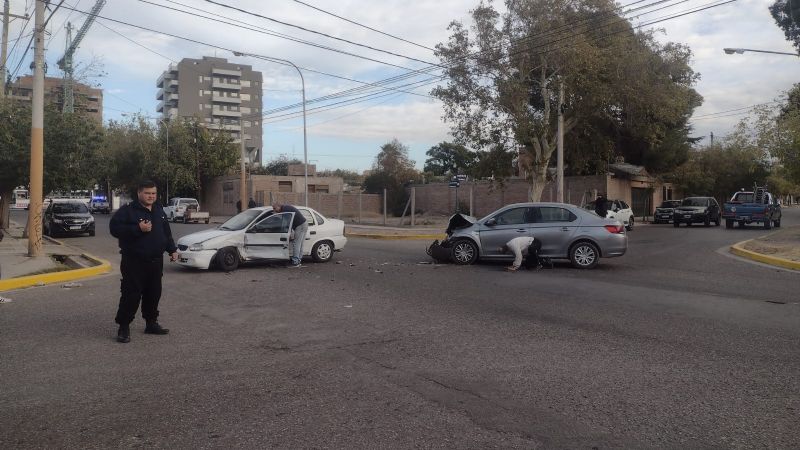 Feroz colisión en Capital: dos autos chocaron en un transitado cruce