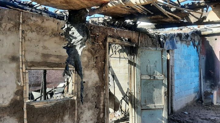 Voraz incendio en Sarmiento: una familia perdió todo
