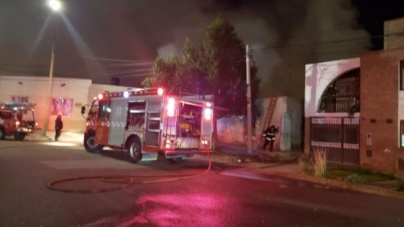 Incendio en Rawson: bomberos salvaron una despensa de la destrucción total