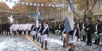 Pese al frió del mediodía sanjuanino, los estudiantes desfilaron orgullosos celebrando la fecha patria