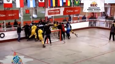 Bochornoso final a las piñas entre un equipo de hockey sanjuanino y otro chileno