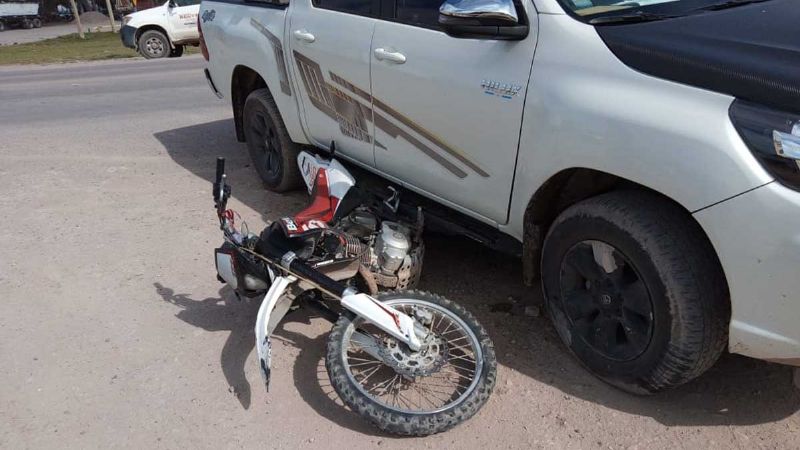 Una moto y una camioneta chocaron en Ruta 20: una joven de 22 años, internada