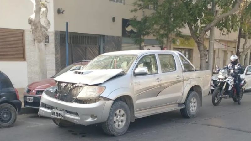 Tras el 'palazo' entre autos en Capital, un colectivo chocó con una camioneta