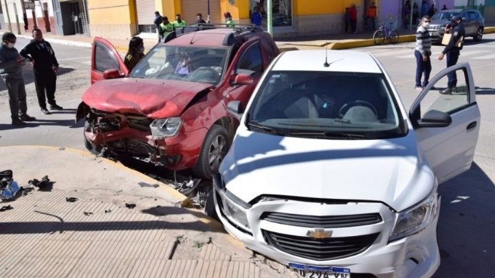 Un transitado cruce de Capital escenario de una fuerte colisión entre dos autos