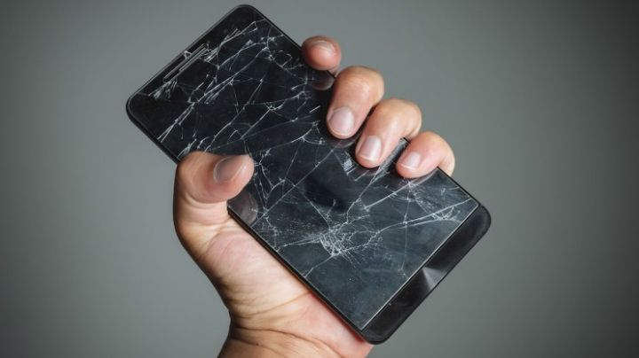Violento le destrozó el celular a su pareja mientras la agredía