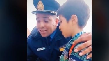 La emocionante historia detrás del video de los policías y el niño cantando