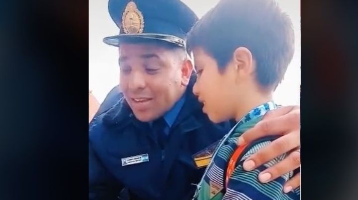 La emocionante historia detrás del video de los policías y el niño cantando