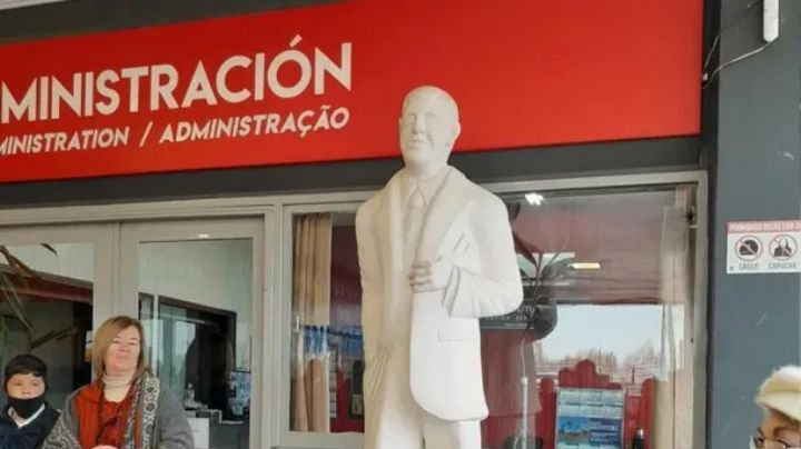 ¿Se parece o no? Una estatua de Carlos Gardel desató burlas en redes