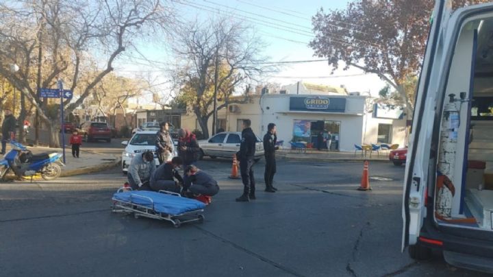 Hospitalizaron a un motociclista tras chocar con un utilitario