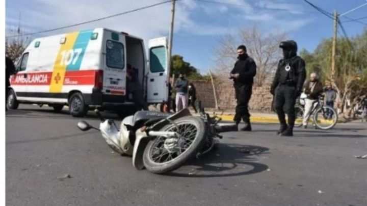 Una moto chocó contra un auto y la acompañante se llevó la peor parte
