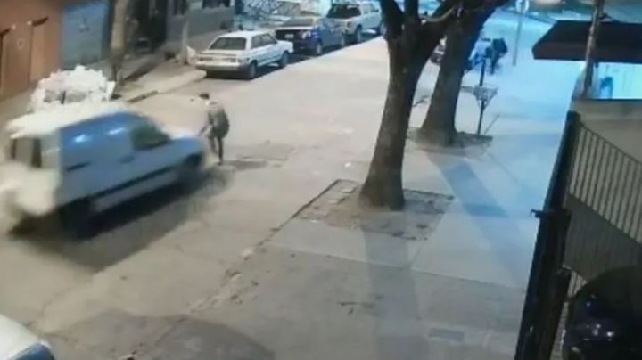 Video: le robaron a su madre y atropelló a uno de los ladrones